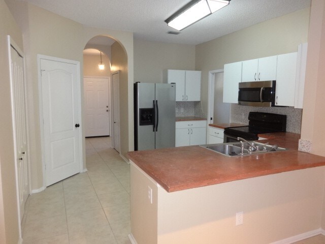 Building Photo - 523 Royal Ridge St