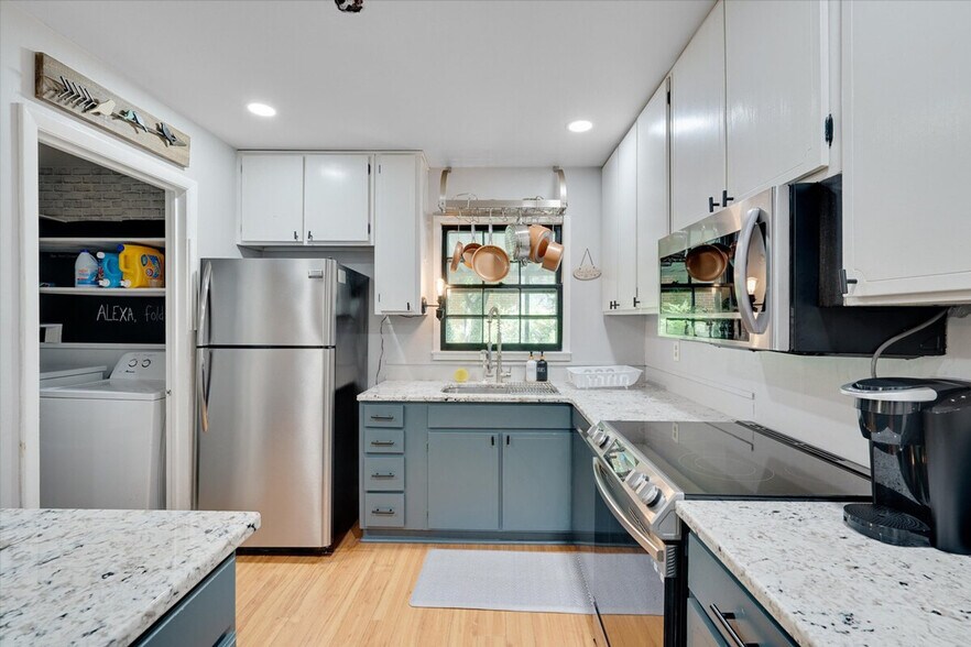 Building Photo - 409 Northclift Dr