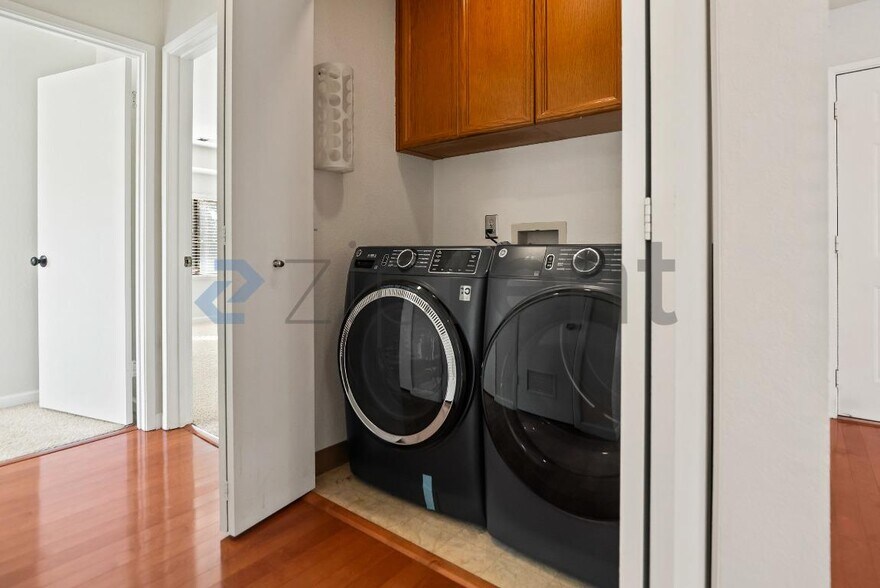 Building Photo - Unit