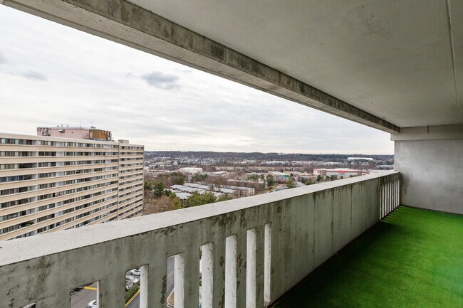 Building Photo - Amazing Opportunity to Rent this well Main...