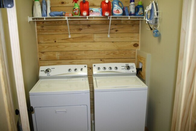 Building Photo - Available 6/1/26 - Student Housing 6 BR 3 BA Log Cabin Close to W&L