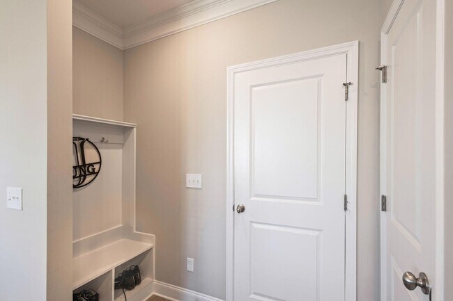 Building Photo - 3580 Hilltop Trl