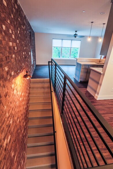 Building Photo - 905 W Austin St