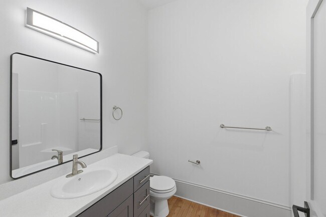 Building Photo - MOVE IN SPECIAL - NEWLY RENOVATED DOWNTOWN SALEM STUDIO