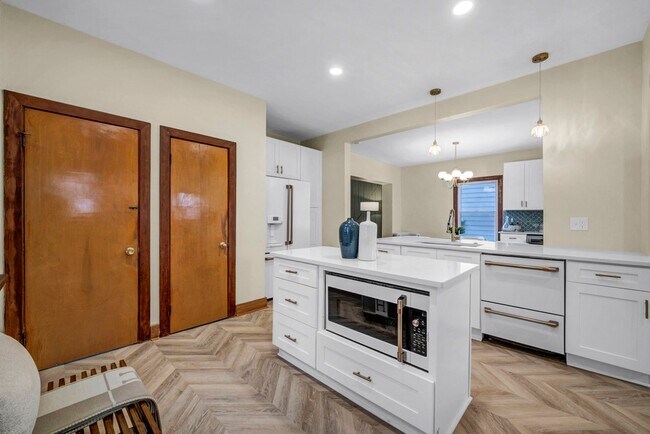 Building Photo - 1345 Cove Ave