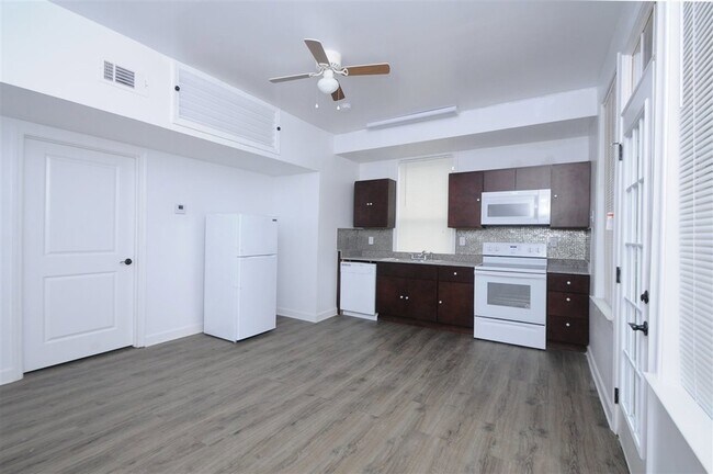 Building Photo - 528 E Parkway N Unit 15