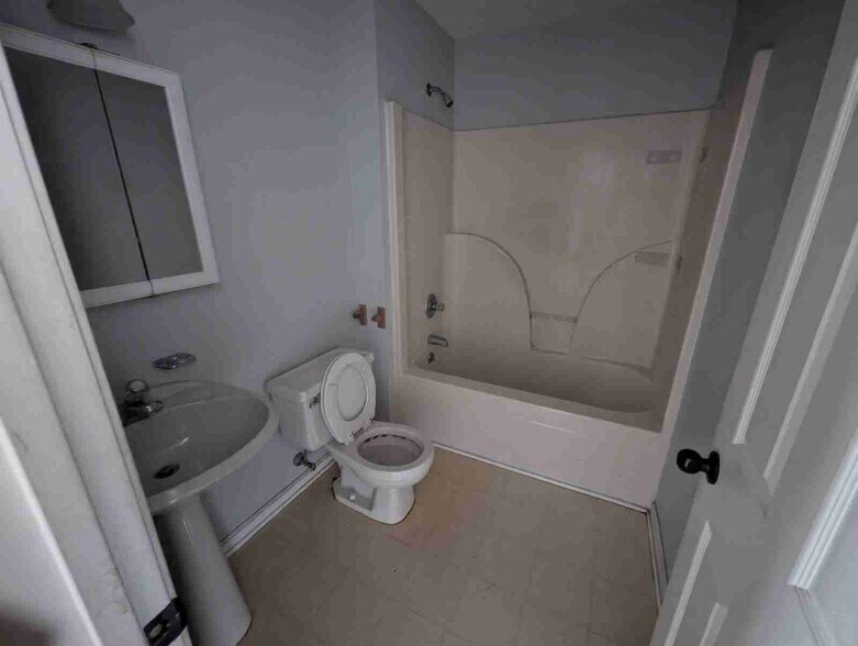 Building Photo - 5788 Metropolis Lake Rd