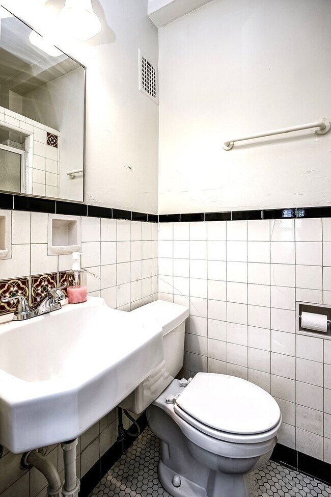 Building Photo - Spacious Two Bedroom Condo in Blackstone!