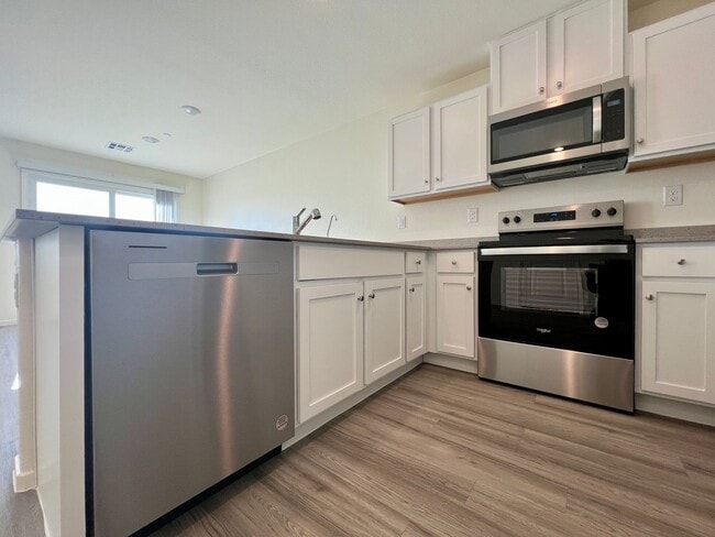 Building Photo - Centennial LIKE-NEW beautiful 3-bedroom, 2.5-bath townhome is a must-see!