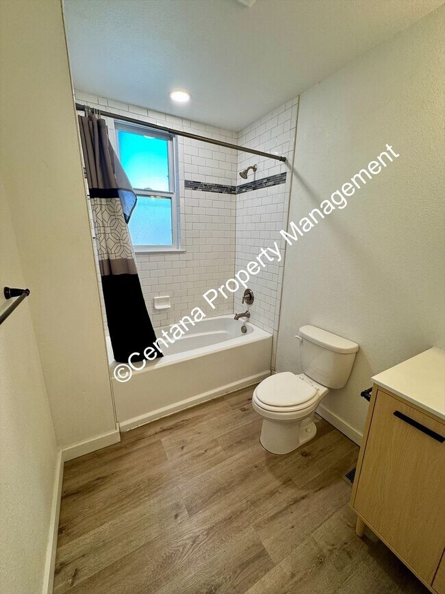 Building Photo - 722 S Montana St