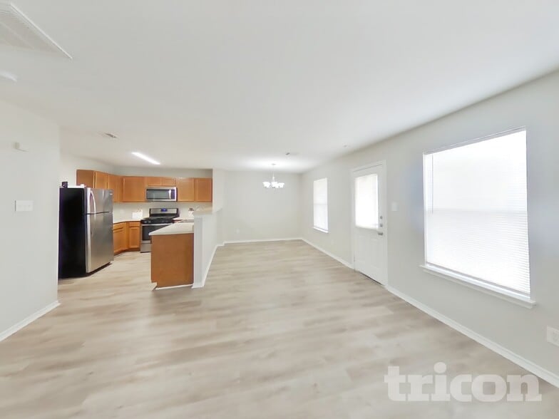 Building Photo - 2910 Candleside Dr