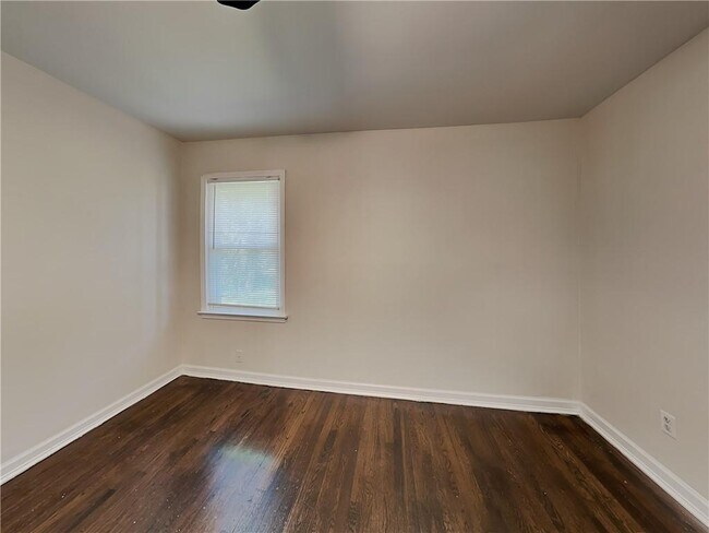 Building Photo - 2875 3rd Ave SW
