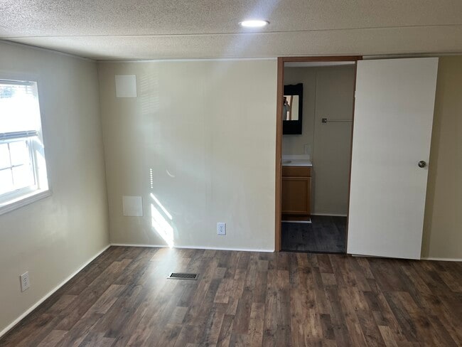 Building Photo - LMP-9