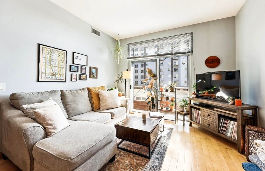 Primary Photo - 309 W Washington Ave