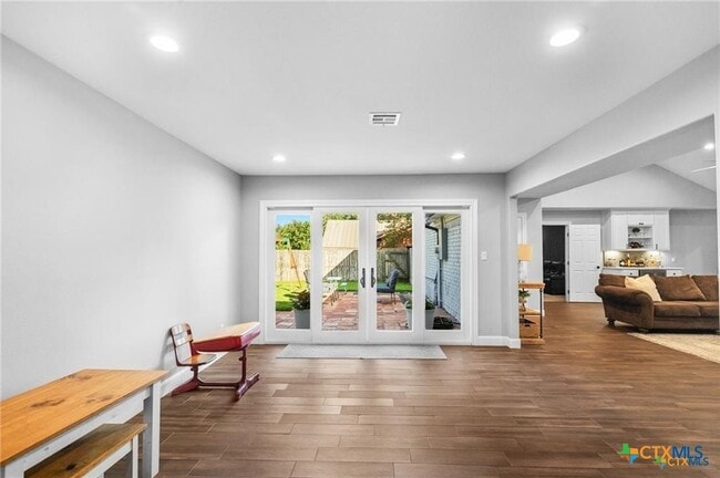 Building Photo - 6037 Country Club Dr