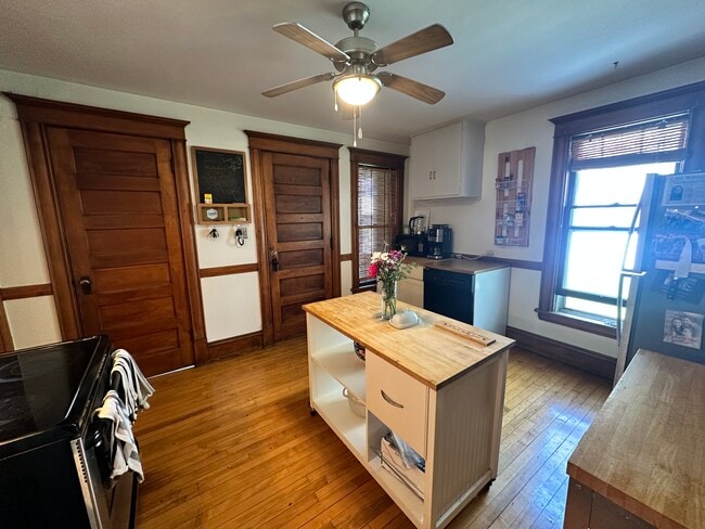 Building Photo - 309 6th Ave NE