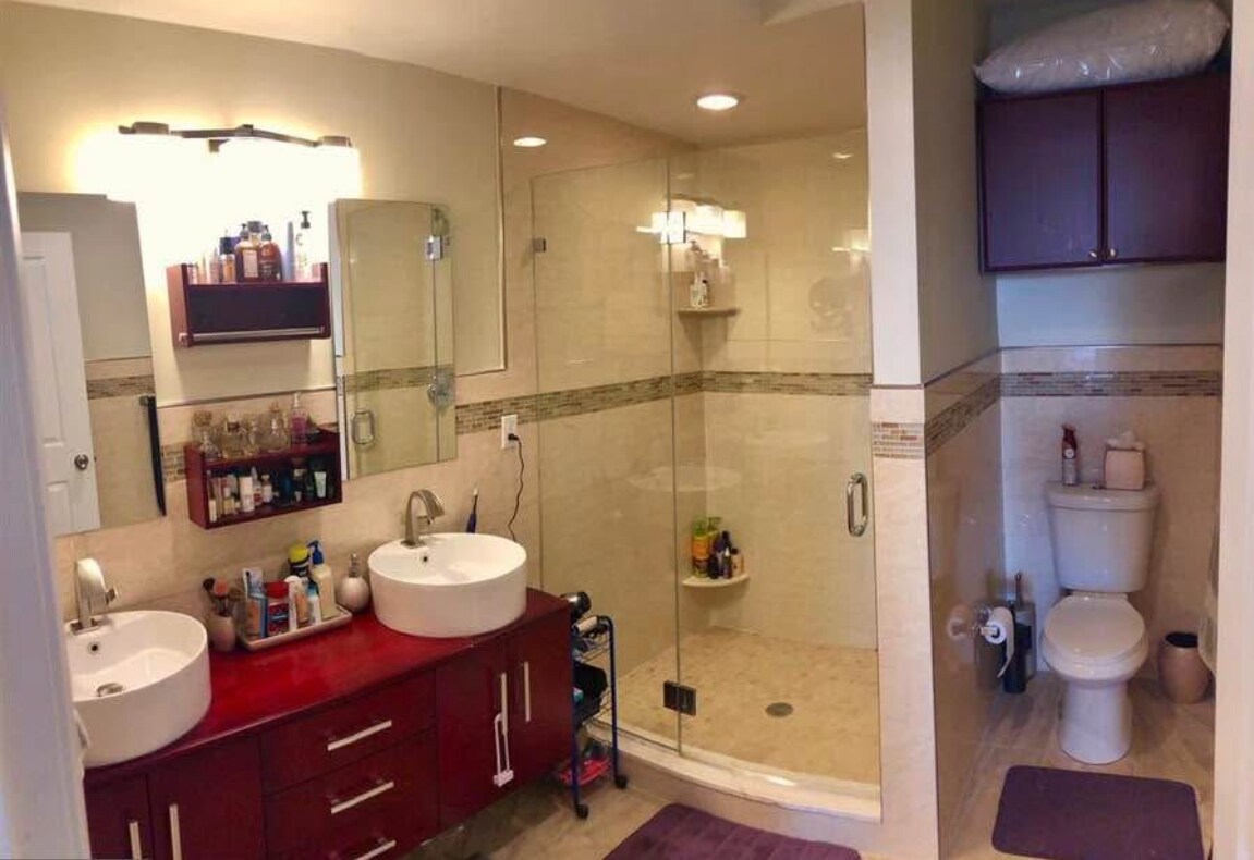 Master Bedroom Bathroom - 1621 Carpenter St