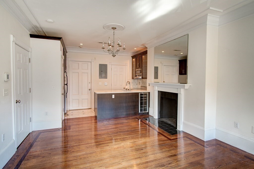 Building Photo - 395 Marlborough St