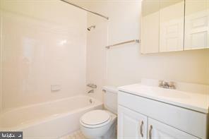 Building Photo - 6747 Kenwood Forest Ln