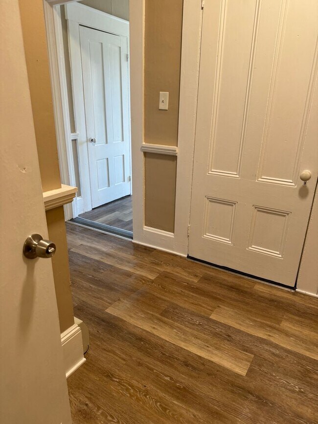 Building Photo - 1 Bedroom Apartment