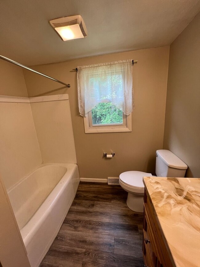 Building Photo - Nice 3 bedroom bi level with garage