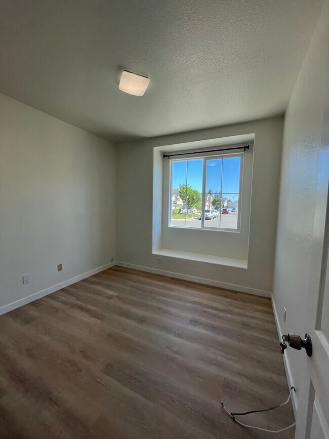 Building Photo - 2065 Banjo Dr