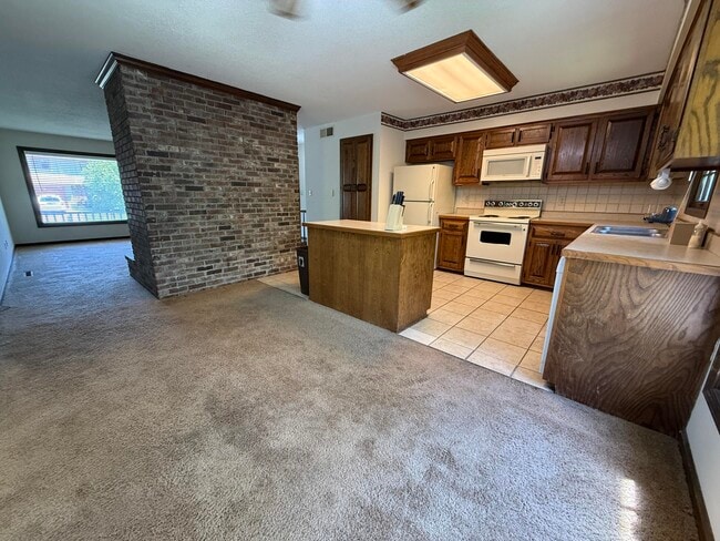 Building Photo - 1307 W Lexington Cir
