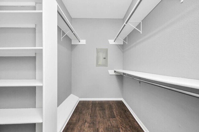 Building Photo - Beautiful 1 Bedroom 1 Bathroom  Available