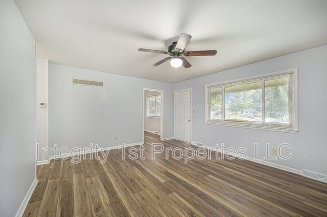 Building Photo - 4200 N Askew Ave