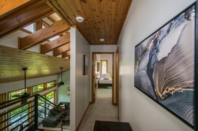 Building Photo - 201 Bluebird Ln