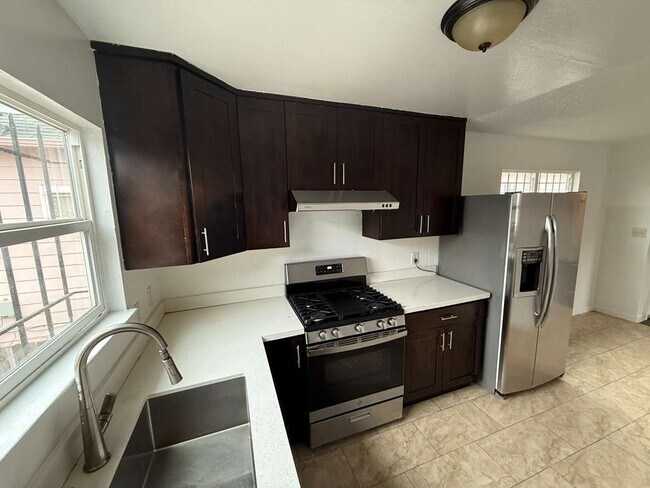 Building Photo - 560 3rd St