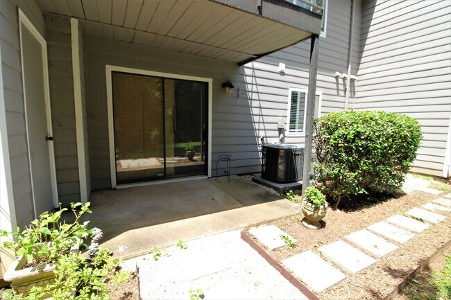 Building Photo - (Coming Soon) 2 Bedroom Condo In South Park!