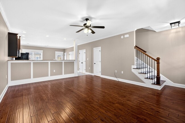 Building Photo - Luxury Size Townhome