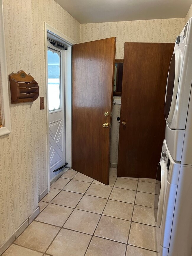 Building Photo - Charming 4-Bed, 1.5-Bath Home on the Outsk...