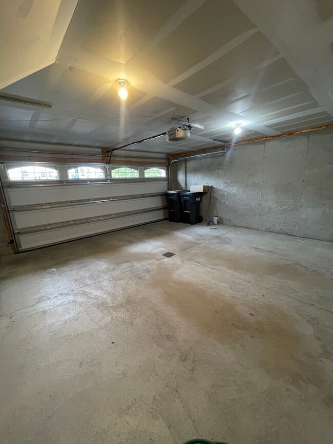 Building Photo - Gorgeous 3 BD/ 2.5 BA Townhouse Available in Wexford!