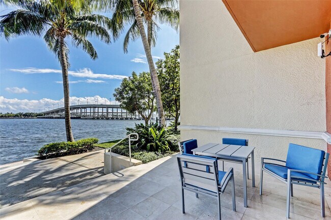 Building Photo - 2640 Lake Shore Dr