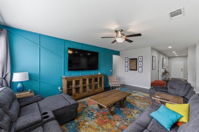 Building Photo - 2009 Los Olivios Wy