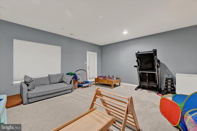 Building Photo - 7650 Lyndon Ct