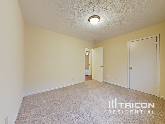 Building Photo - 5009 Melanie Dr