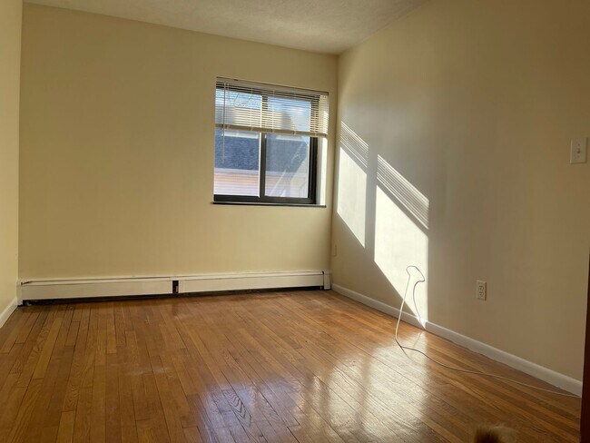 Building Photo - VERY  Spacious Sunny  2 bed Heat Hw parking Inc Close to train and 57/66 bus Heat HW I6. or 9.1