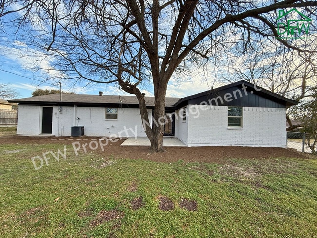 Building Photo - Beautifully Renovated 4-Bedroom Home with Large Backyard in Watauga!