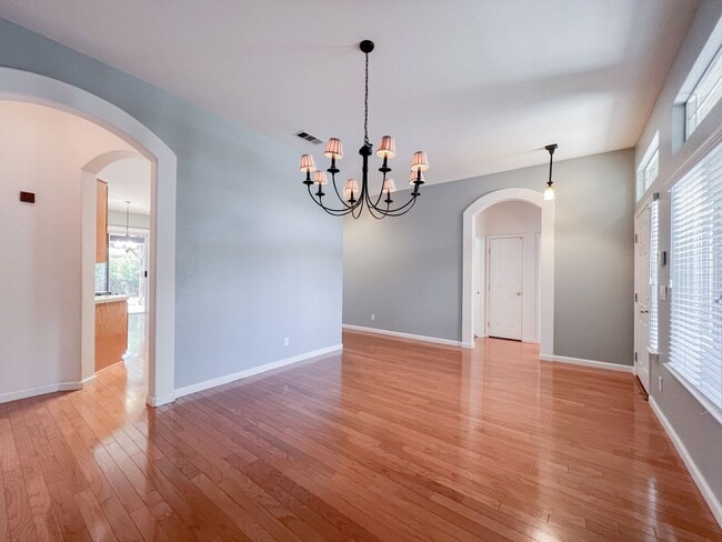 Building Photo - Spacious Single Story 3 Bd, 2 Ba Home in S...