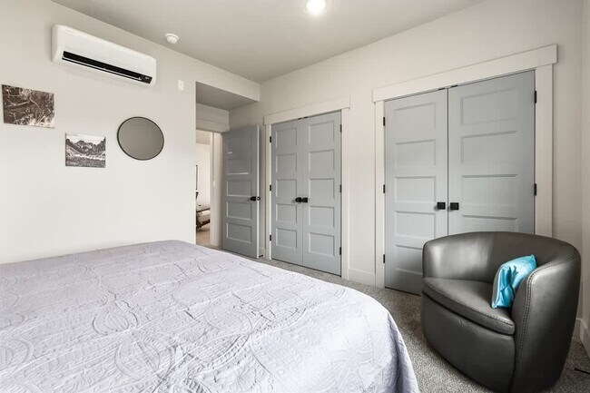 Building Photo - 303 CM Rdg Ln