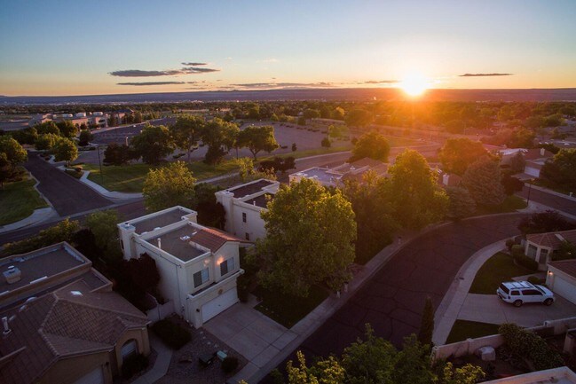 Building Photo - 6809 Medinah Ln NE