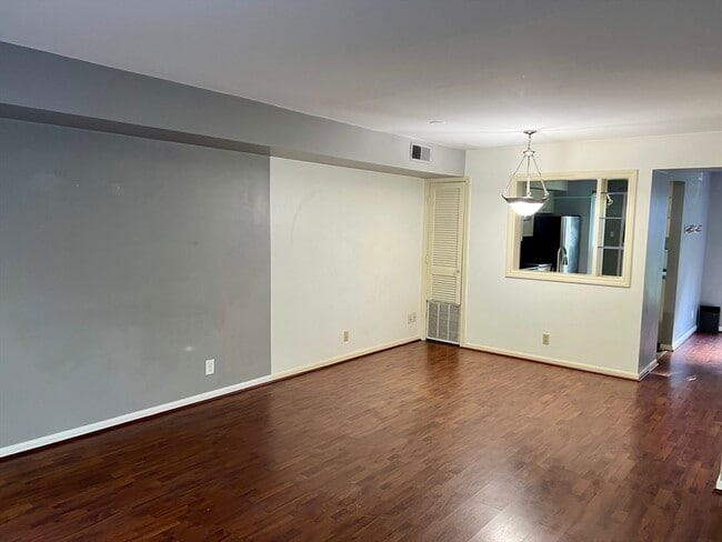 Building Photo - 504 Windsor Dr N