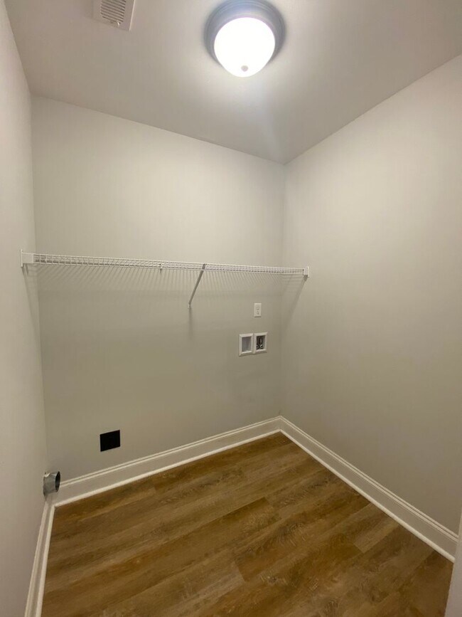 Building Photo - 4 BR, 2 BA, 2 Car Garage | Close to Chattanooga, Volkswagen, FedEx, & Amazon