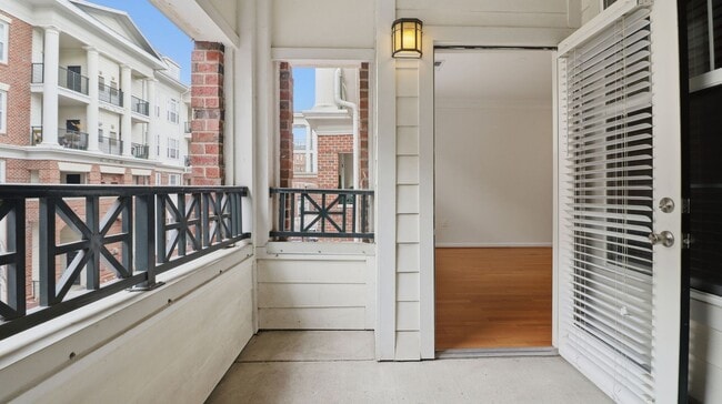 Building Photo - RENOVATED 1 BEDROOM 1 BATH CONDO IN THE COLONNADE IN KENTLANDS