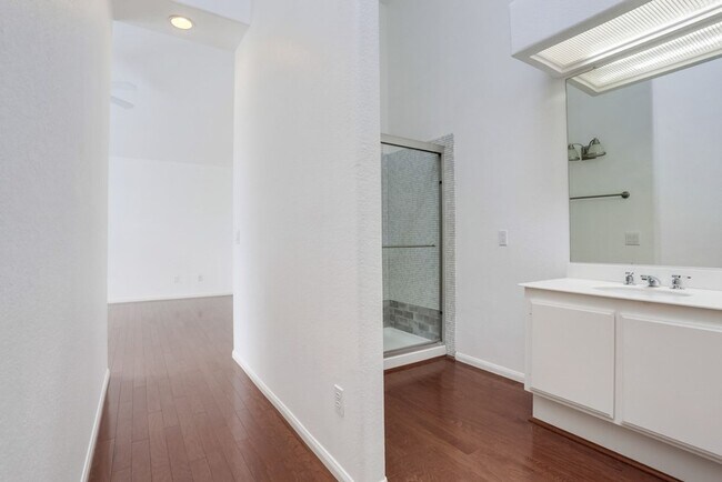 Building Photo - 3 bed, 2 bath Single Family Home in North ...