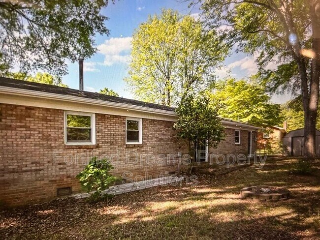 Building Photo - 1141 Carolina Cir