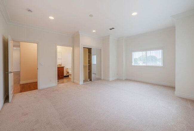 Building Photo - Spacious and Quiet Hawthorne Home!